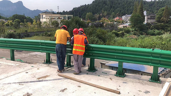 淮北高速公路护栏板的维护确保道路安全的关键环节